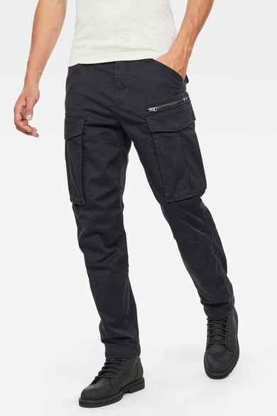 Zwarte cargobroek van G-Star RAW, met zakken op de pijpen en veterschoenen.
