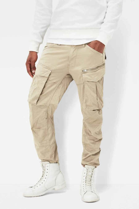 Jean cargo beige de G-Star RAW, avec des poches cousues et une fermeture éclair visible sur la poche supérieure.