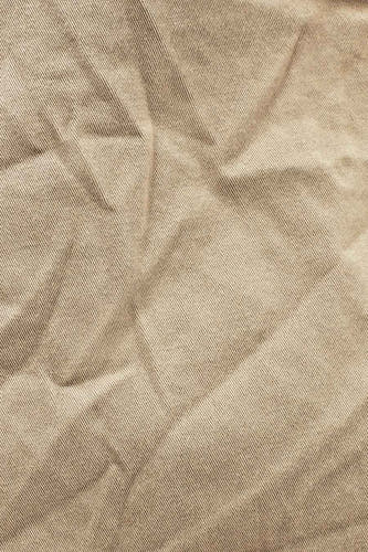 Jean cargo beige de G-Star RAW, avec texture froissée et lignes diagonales dans le tissu.