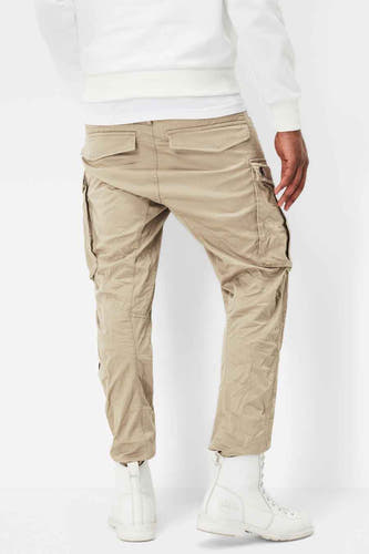 Pantalon cargo beige de G-Star RAW, vu de de l'arrière, avec des poches et des chaussures blanches.