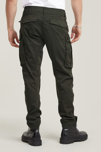 Pantalon cargo gris de G-Star RAW, vu de l'arrière, avec des poches et des chaussures noires.