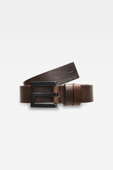 Bruine riem van G-Star RAW, met een rechthoekige zilverkleurige gesp en subtiele textuur.
