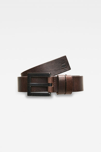 Ceinture de cuir brun G-Star RAW, avec boucle métallique argentée au logo de la marque, gros plan.
