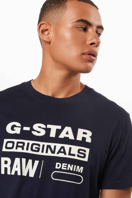 T-shirt bleu de G-Star RAW avec impression de logo blanc sur la poitrine.