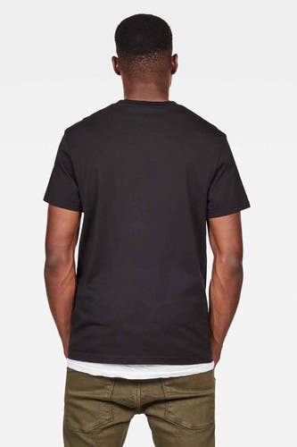 Zwart T-shirt van G-Star RAW, gezien van achteren, gecombineerd met een wit hemd en een kaki broek.