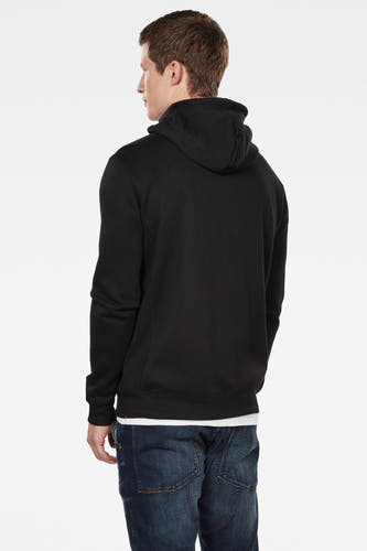 Zwarte sweater-gilet van G-Star RAW, met capuchon, gedragen over een wit t-shirt en blauwe jeans, gezien van achteren.