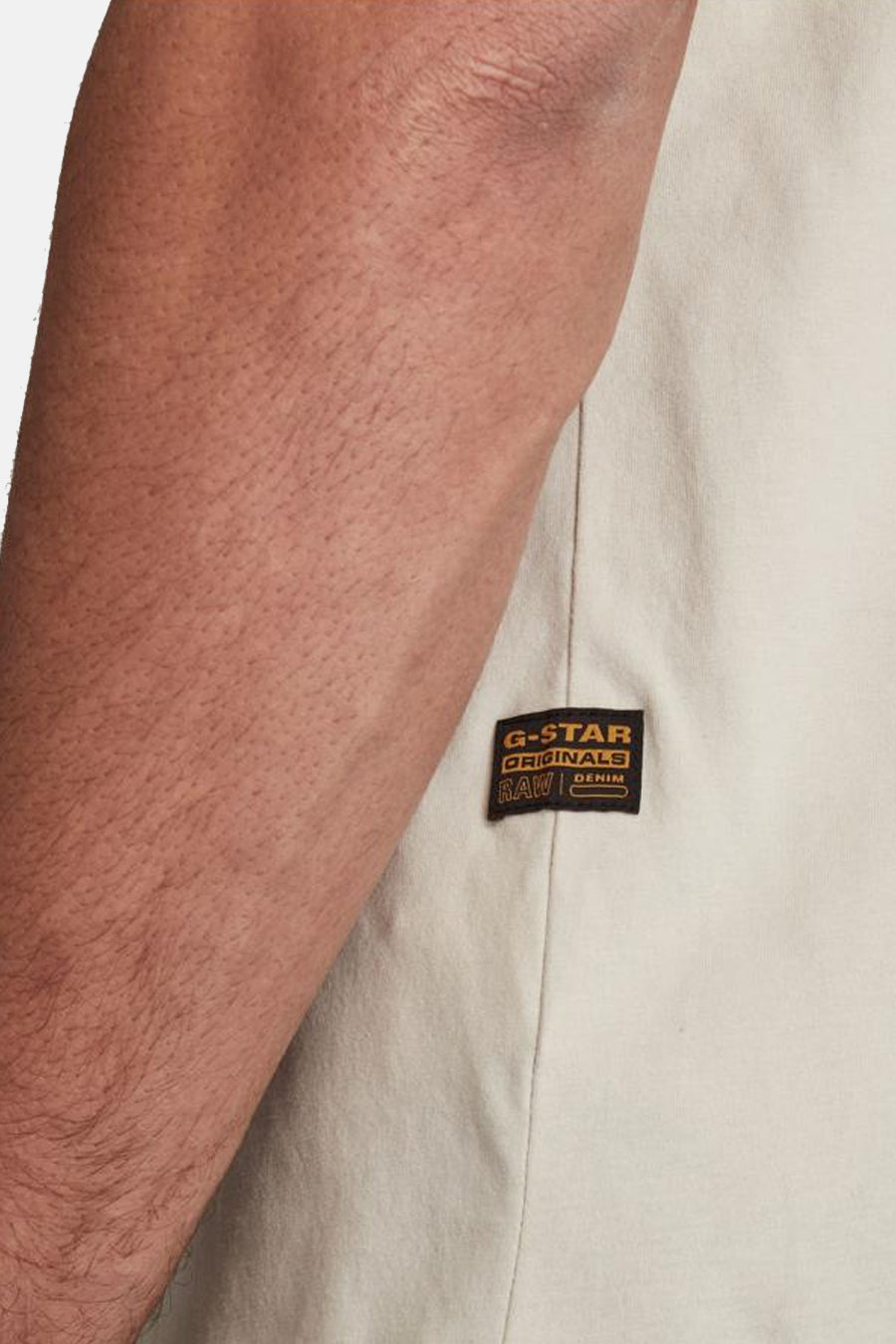 Ecru T-shirt met korte mouwen van G-Star RAW, met een klein logolabel aan de zijkant.