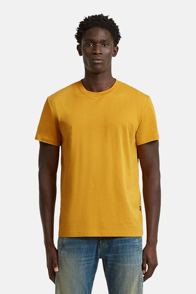 Geel T-shirt met korte mouwen van G-Star RAW, gedragen met blauwe jeans.
