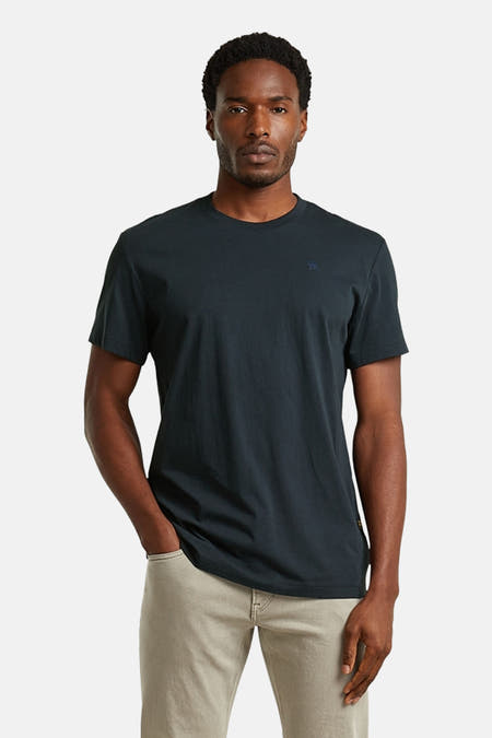 Blauw T-shirt met korte mouwen van G-Star RAW, gedragen met een beige broek.