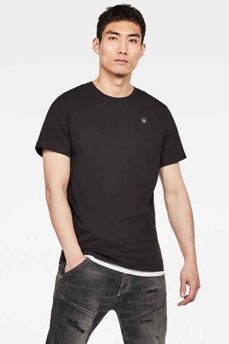 Zwart T-shirt van G-Star RAW, met korte mouwen, gedragen met een grijze spijkerbroek.