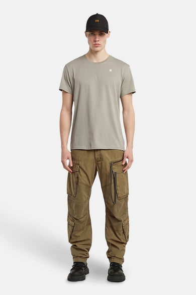 T-shirt gris à manches courtes de G-Star RAW, porté avec un pantalon cargo kaki et des chaussures noires.