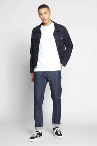 Wit T-shirt van G-Star RAW, gedragen onder een donkerblauw spijkerjack en jeans met zwarte sneakers.