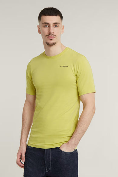 Geel T-shirt met korte mouwen van G-Star RAW, gecombineerd met donkere jeans.