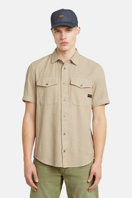 Ecrukleurig overhemd met korte mouwen van G-Star RAW, met borstzakken en groene broek.