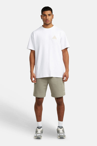 Grijze short van G-Star RAW, met een wit logo op de linkerpijp, gedragen door een mannelijk model.