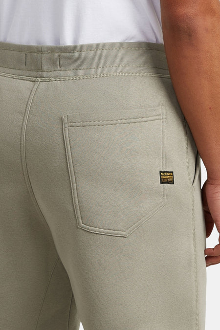 Grijze short van G-Star RAW, achterkant met geribbelde tailleband, opgestikte zak en merklabel.
