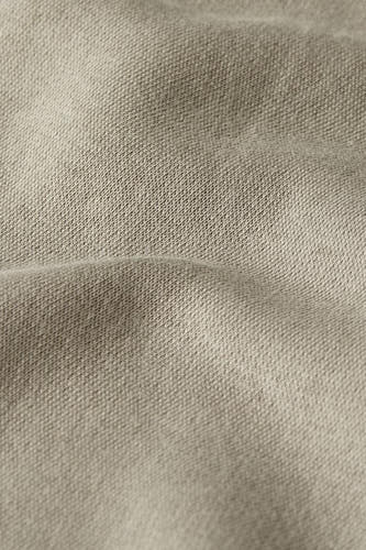 Description détaillée d'un short gris G-Star RAW avec une structure en maille fine et des plis doux.