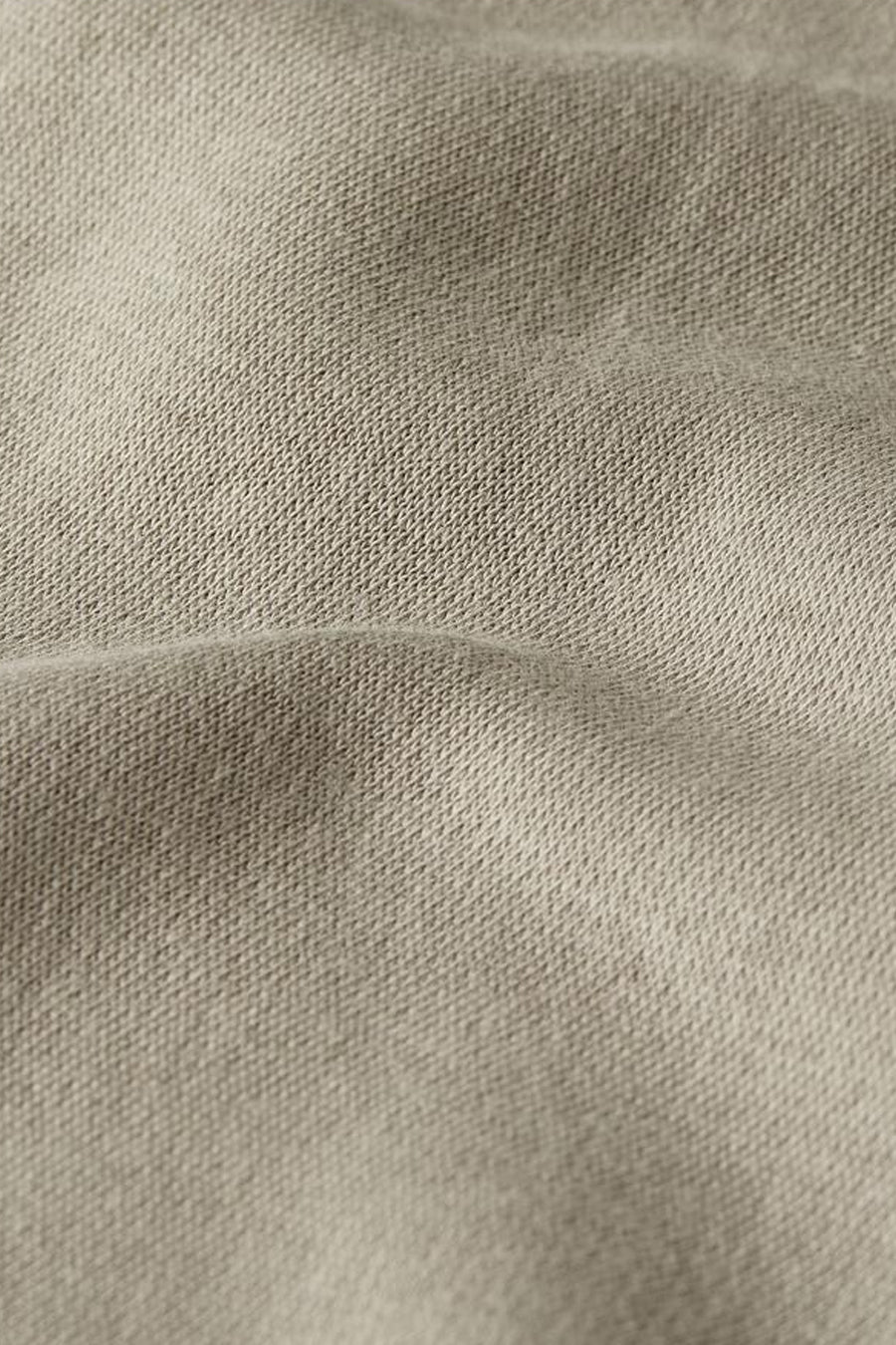 Description détaillée d'un short gris G-Star RAW avec une structure en maille fine et des plis doux.
