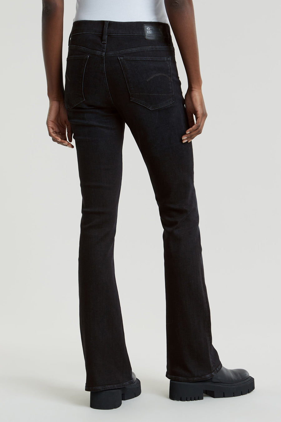 Zwarte flared jeans van G-Star RAW, gezien van achteren, met nauwsluitende bovenbenen en uitlopende pijpen.