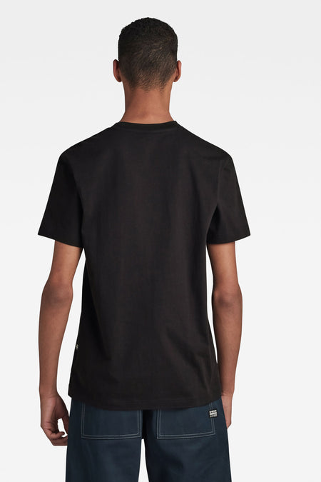 T-shirt noir à manches courtes de G-Star RAW, vue de dos, tissu lisse, col rond, le mannequin porte un pantalon bleu foncé