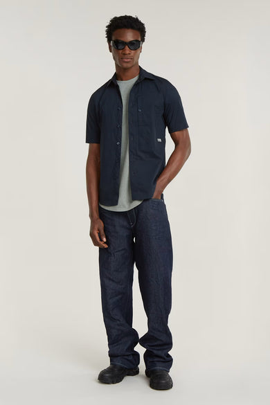 Zwart overhemd met korte mouwen van G-Star RAW, gedragen met een grijs T-shirt en donkerblauwe jeans.