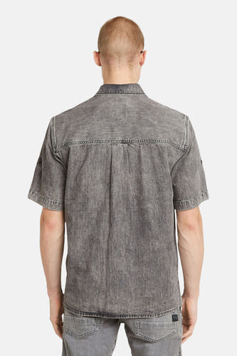 Grijs jeanshemd van G-Star RAW, gezien vanaf de achterkant, met korte mouwen en een stonewashed textuur.
