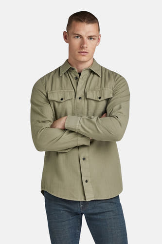 Groen hemd met lange mouwen van G-Star RAW, met borstzakken en donkere knopen, gedragen met een jeans.
