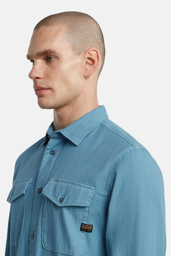 Blauw overhemd met lange mouwen van G-Star RAW, met borstzakken en knoopsluiting in zijaanzicht.
