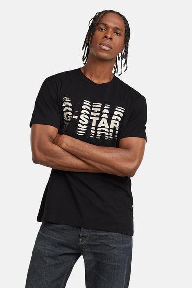 Zwart T-shirt met korte mouwen van G-Star RAW, met grafische print op de voorkant, gedragen met een donkere jeans.
