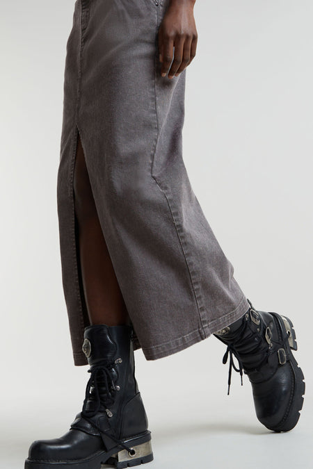 Lange midgrijze denim rok van G-Star RAW met een split aan de voorkant, gedragen met zwarte laarzen.