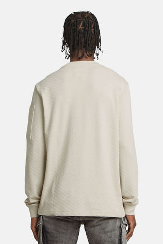 Ecru sweater met ronde hals van G-Star RAW, met subtiele ruittextuur en een zakje op de mouw, gezien van achteren.
