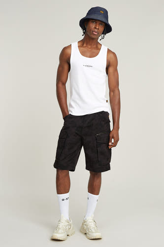 Wit hemd van G-Star RAW, met een tanktop en zwarte camouflage cargoshort.