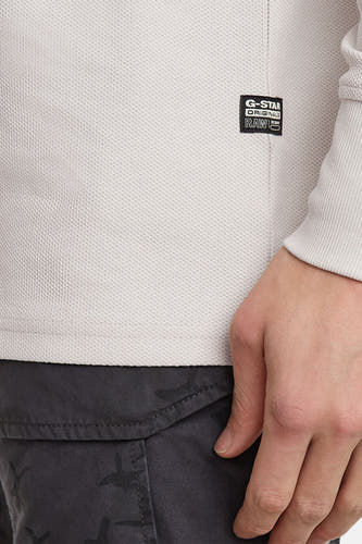 Ecru sweater van G-Star RAW, met een subtiele textuur en een logo-badge op de borst.
