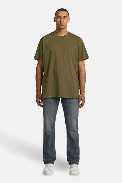 Groen T-shirt met lange mouwen van G-Star RAW, met rechte pasvorm, gecombineerd met jeans en witte sneakers.
