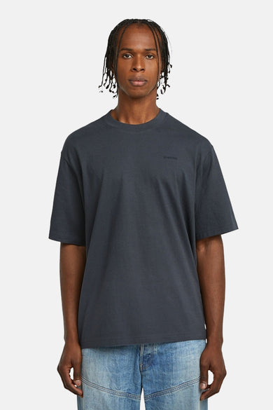 T-shirt bleu à manches courtes de G-Star RAW, vu de l'arrière, porté avec un jean bleu clair.
