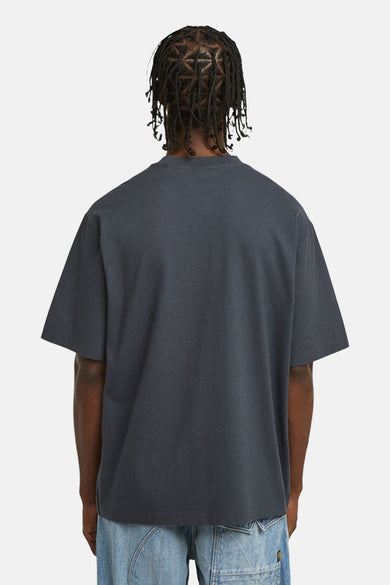 Blauw T-shirt met korte mouwen van G-Star RAW, achterkant gezien, gedragen met een lichtblauwe jeans.
