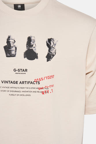 T-shirt écru à manches courtes de G-Star RAW, avec des artefacts vintage et un imprimé logo.