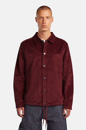 Rode jas van G-Star RAW, met knoopsluiting en een subtiel logo op de borst.
