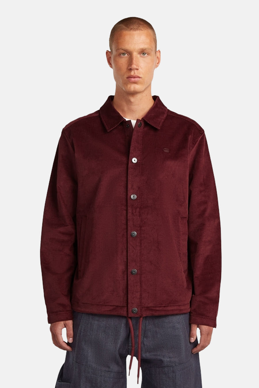 Rode jas van G-Star RAW, met knoopsluiting en een subtiel logo op de borst.
