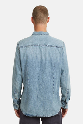 Lichtblauw denim jeanshemd van G-Star RAW, gezien van achteren, met lange mouwen en knoopsluiting.