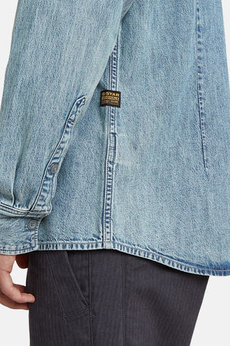 Lichtblauw jeanshemd van G-Star RAW, met een label op de zijnaad en een knoopsluiting.
