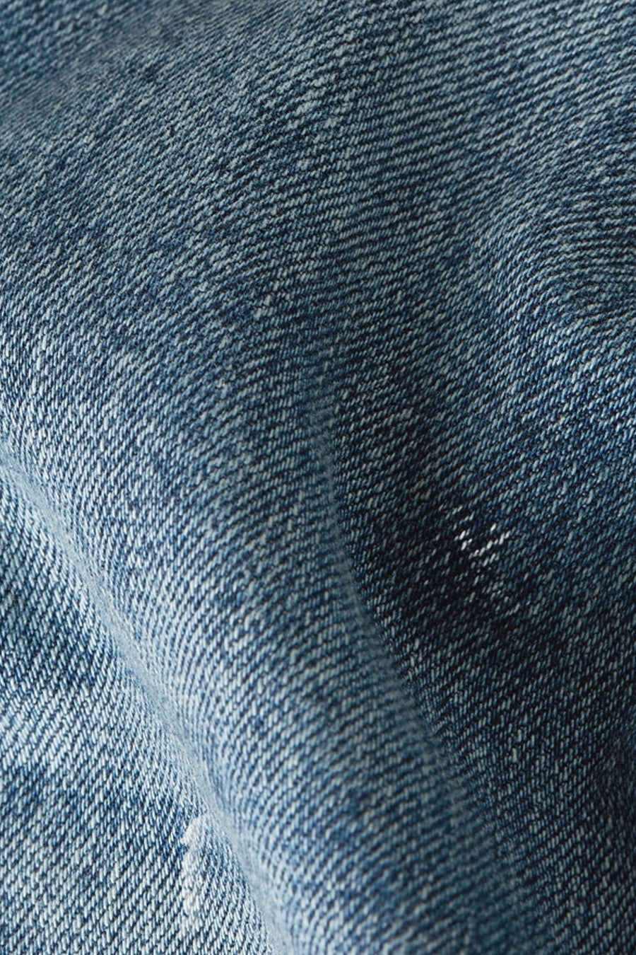 Jeans fuselés en denim bleu, de G-Star RAW, avec texture et plis visibles.