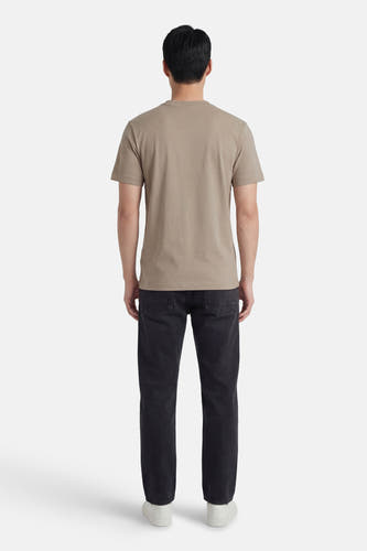 Grijs T-shirt met korte mouwen van G-Star RAW, gezien van achteren, gecombineerd met een donkere jeans en witte schoenen.