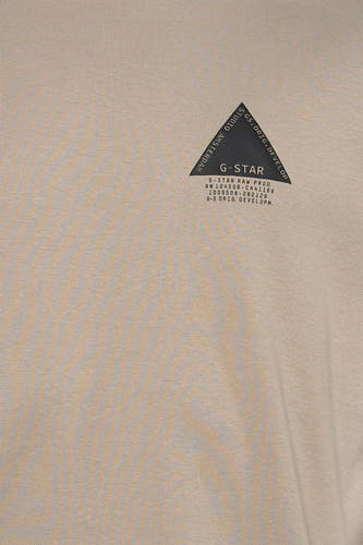 Grijs T-shirt met korte mouwen van G-Star RAW, met een grafische print in een driehoekig ontwerp.
