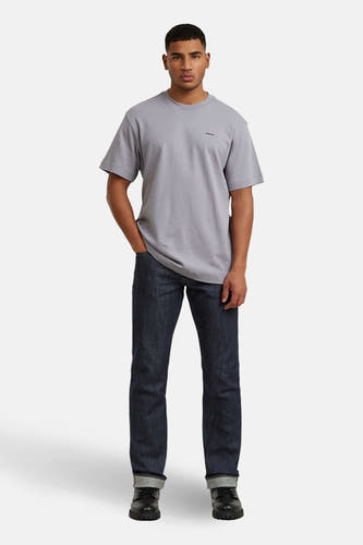 Paars T-shirt met korte mouwen van G-Star RAW, gedragen met een donkere spijkerbroek en zwarte laarzen.