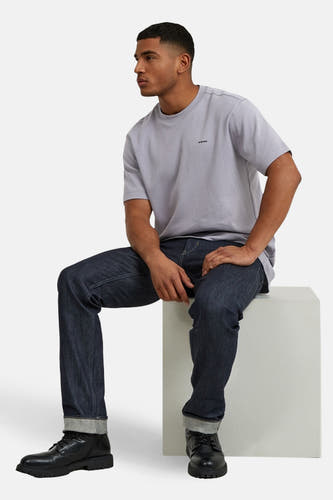 Paars T-shirt met korte mouwen van G-Star RAW, gedragen met donkere jeans en zwarte leren schoenen in een lifestyle shot.