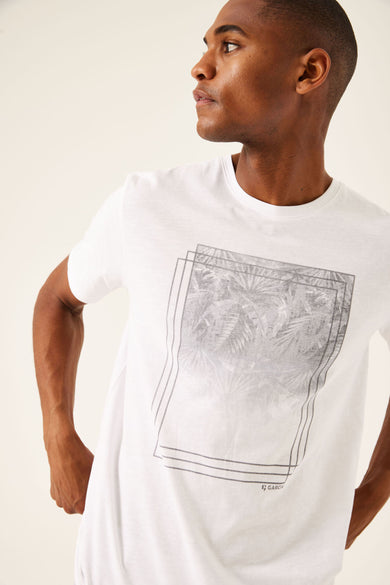 Wit T-shirt met korte mouwen van GARCIA, met grijze print van tropische bladeren in kader.