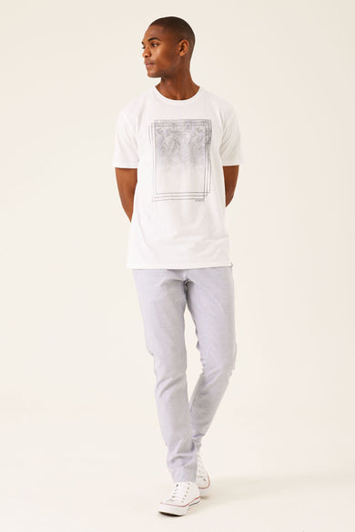 Wit T-shirt met korte mouwen van GARCIA, met grafische print en gecombineerd met lichtgrijze broek en witte sneakers.
