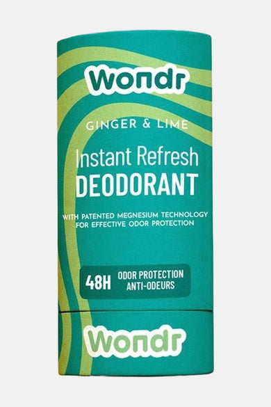 Groene deodorant met gember- en limoengeur van Wondr, met een golvend streepjespatroon in lichter groen op de achtergrond.