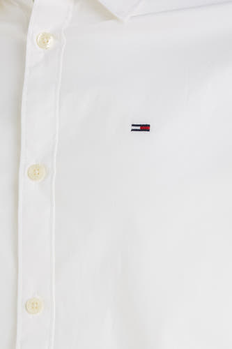 Chemise blanche à manches longues de TOMMY JEANS, avec un petit détail logo.